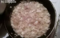 Получается вот такая "бомбочка". В процессе работы руки можно смачивать водой, чтобы тесто не липло к рукам.