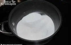 Ставим разогреваться духовку до 160С. Каждую чашку для крема нужно ополоснуть горячей водой. Приступаем к приготовлению карамели: Высыпаем в кастрюлю 1 стакан сахара и ставим на небольшой огонь