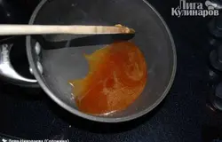 Когда сахар потемнеет и станет карамельного цвета, мы добавляем 4 столовых ложки воды. Хорошо перемешайте, доведите до кипения и снимите с огня.