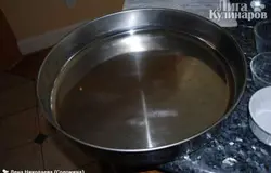 Нам нужен противень или большая форма для запекания с бортами. Наливаем в нее воду на 4-5 см.