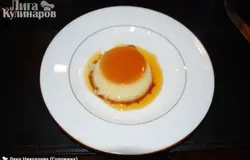 Выкладываем крем на тарелку, переворачивая чашку. Очень вкусно!