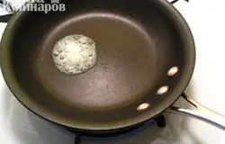 На сковородку кладем кусочек сливочного масла. Ждем, пока он расплавится
