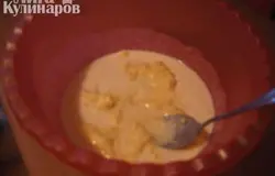 мягкое масло (или маргарин) растереть с сахаром; сметану, яйцо и соду перемешать; все ингредиенты перемешать