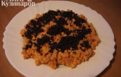 выкладывать на блюдо частями, пересыпая маком
