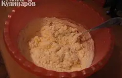 добавить муку, перемешать