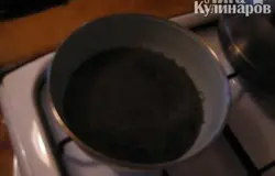 мак залить горячей водой, добавить 1 ч.л. сахара и прокипятить на маленьком огне 5 мин.