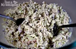 и тщательно мешаем. Пробуем чуть на вкус и досаливаем, если необходимо.