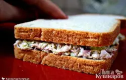 Кладем  пару ложек салата на подсушенный кусочек тоста и накрываем вторым кусочком.  Сытно и вкусно.  Приятного аппетита!