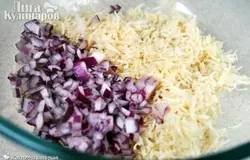 Смешиваем в чаше сельдерей и лук
