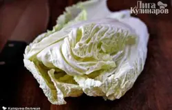 Промываем и обсушиваем листья пекинской капусты