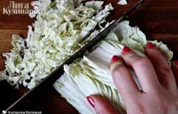 Острым ножом режем капусту как для салата