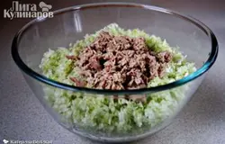Выкладываем предварительно размятый вилкой консервированный тунец.