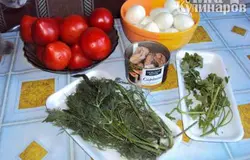 Яйца отварить вкрутую. У яйца срезать низ и аккуратно вынуть желток, чтобы не повредить белок. Желтки потереть на терке или размять вилкой. Рыбные консервы размять вилкой, добавить желтки, мелко порезанную зелень или зеленый лук, немного посолить и все хорошо перемешать (для сочности можно по вкусу добавить немного масла от рыбный консервы или чуть-чуть майонеза).