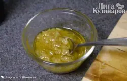 Смешайте вместе чеснок, огурцы, оливковое масло и уксус.
