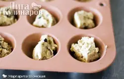 Нарезаем тесто для печенья на кружочки. Далее разделяем кружочки на 4 равные части. Помешаем кусочки  теста в предварительно смазанную сливочным маслом оловянную форму для мини-выпечки.