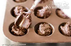 Можно использовать различные виды готового теста. Освобождаем конфеты от оберток.
