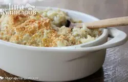 Вылейте смесь из цветной капусты в приготовленное заранее блюдо для выпечки.    В небольшой миске смешайте панировочные сухари и оставшиеся 2 / 3 чашки сыра. Посыпьте этой смесью цветную капусту. Выпекайте 40-45 минут, или до появления золотисто-коричненвой корочки. Подавать в горячем виде.