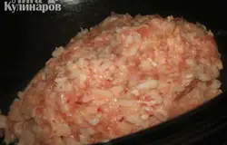 Для фарша - отварить до полуготовности в подсоленной воде рис. Смешать с фаршем и  измельчённым луком. Посолить, приправить.
