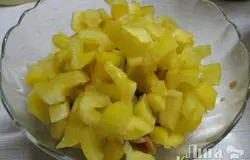 Перцы очищаем от плодоножек и семян и мелко нарезаем.