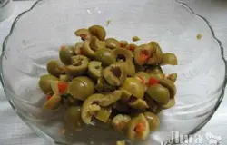 Оливки режем на четыре части. Можно взять оливки с начинкой.