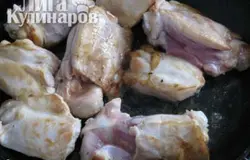 Курицу нарезать порционными кусками и обжарить с двух сторон на растительном масле.