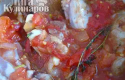 Когда соус закипит добавить курицу и еще раз перемешать. Довести до кипения, уменьшить огонь, накрыть крышкой и тушить 30-40 минут.