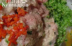 Порезать лук и обжарить его на растительном масле, в конце добавить нарезанный зеленый лук и через минуту выключить огонь. Филе измельчить в блендере вместе с обжаренным луком и сырым яйцом. Отдельно измельчить блендером брокколи и мелко нарезать чили.