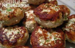 И обжарить их с двух сторон до золотистого цвета, по 2-3 минуты на каждой стороне. Сложить котлеты в форму для запекания, накрыть фольгой и отправить в духовку, разогретую до 200°C на 20 минут.
