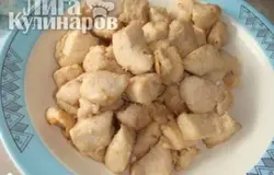Куриное филе промываем, отвариваем в подсоленной воде и нарезаем ломтиками.
