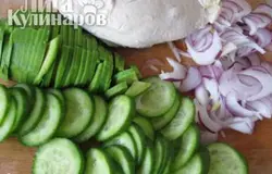Огурец нарезать кружочками, а лук - полукольцами. Сложить продукты в салатницу, посолить, взбрызнуть лимонным соком и перемешать. Сверху присыпать свежемолотым перцем.