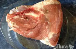 Смотрите,  свинину можно нарезать крупными кусками (если вы взяли бескостную корейку или шейку) или запечь целиком, а потом нарезать на кусочки.  Я делала и так и так.  В этот раз готовила рульку без кожи и верхнего слоя жира. Помойте, обсушите, посыпьте свинину морской солью и перцем по вкусу, втирая специи в мясо.
