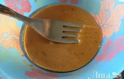 Делаем пряный маринад: смешиваем столовую ложку оливкового масла с горчицей и соевым соусом.