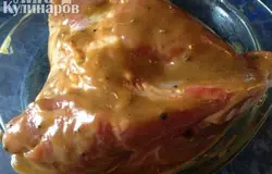Натираем мясо со всех сторон маринадом. Если вы нарезали кусочками, то просто вылейте маринад сверху и перемешайте руками. Ставим свинину на час-полтора, пропитаться ароматами.