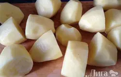 Картофель помойте, почистите и порежьте крупными кусками: крупный клубень на 4 части, средний на 2.