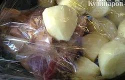 Берем пакет для запекания, выкладываем мясо, картофель. Завязываем пакет с двух сторон. И несколько раз встряхните пакет, чтобы все распределилось равномерно и свободно.