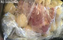 Ставим свинину с картофелем в предварительно разогретую до 200 С духовку на 1.5 часа.