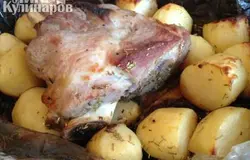 Выкладываем аккуратно из пакета свинину и картофель, при подаче украшаем овощами и зеленью.