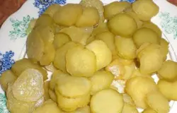 Маринованные огурцы тоже режем тонкими ломтиками.