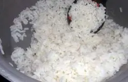 Предварительно отварим рис, также отварим куриные яйца. Полосками нарезаем красную рыбу. Также мелко нарезаем яйца. Рису даем немного остыть.