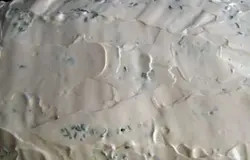 Для второго слоя натрите также морковь, равномерно распределите и присыпьте солью. Теперь натираем свеклу, распределяем и присаливаем. Лук измельчаем ножом и выкладываем на свеклу. Теперь смазываем салат обильно майонезом.Сверху присыпаем тертым яйцом. Теперь поставьте салат охлаждаться на 4 часа в холодильник. Сыр сулугуни нарежьте спиралькой и сформируйте розочки. Украсьте салат розочками и зеленью. Этот красивый салат станет главным украшением на праздничном столе.