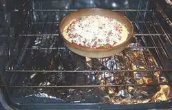 Далее выкладываем маслины, грибы, сладкий перец и кольцами лук порей. В конце присыпаем тертым твердым сыром.
