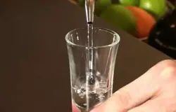 Этот необыкновенно вкусный коктейль готовится слоями. Для начала налейте в специальный бокал для коктейля &#190; персикового ликера.