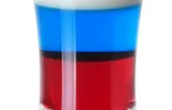 Взять коктейльную ложку. При помощи ложки слоями уложить ликер блю курасао и водку. Аккуратно наливаем жидкость по стенке бокала. Если у вас нет коктейльной ложечки, можно воспользоваться обычным ножом.