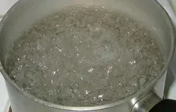 В сотейник налить очищенную дистиллированную воду.