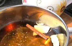Включить плиту, поставить сотейник и дать воде закипеть.