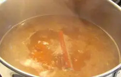 Добавить в кипящую воду сахар и убавить огонь. Вода будет слабо кипеть около минуты. За это время сахар растворится. Теперь нам необходимо добавить в воду корицу, гвоздику, молотый кардамон. Во время кипения распустят свой аромат специи.