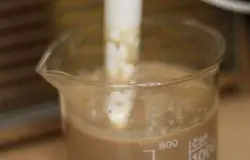 Теперь нам понадобится блендер. В бленлере нужно тщательно всё взбить. Полученную смесь отправить в холодильник. Пусть она там постоит часа 2 минимум.