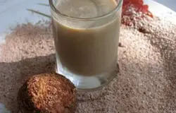 Вкусный домашний ликер готов. Готовый ликер разлить по стаканам и подать на стол в качестве десерта.