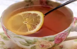 Залить листья мелиссы крутым кипятком, накрыть крышкой и дать время настояться. Это займет около 15 минут.