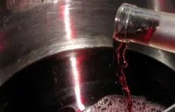 Если у вас нет соковыжималки, то можно выдавить сок руками, зажав половинку лимона в кулаке. В этом рецепте используем только свежевыжатый сок цитруса. Подготовим сахар-рафинад. Сахарные кубики выложить в тарелку и залить лимонным соком таким образом, чтобы сахар полностью пропитался лимонным соком.